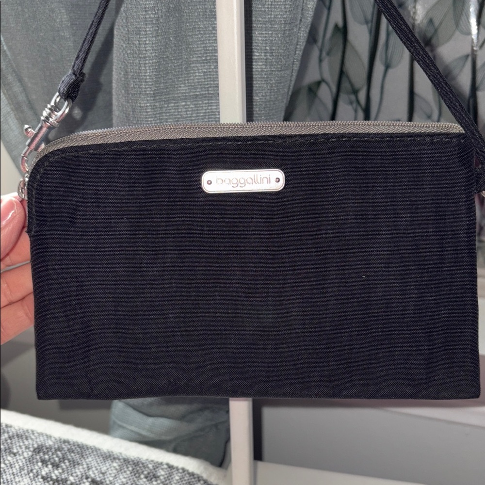 Baggallini clutch wallet women’s black nylon wristlet.